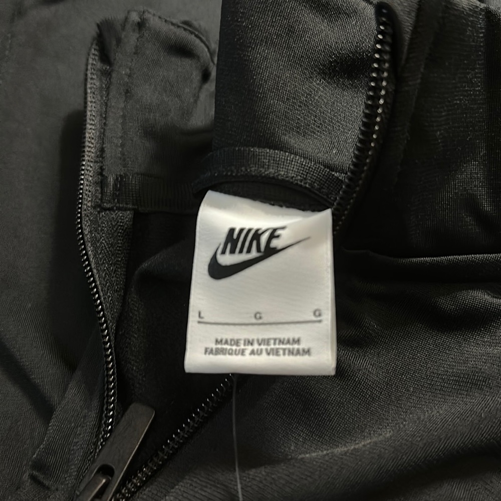 Girls large Nike zip up. Was a set only selling top haft. Never been worn
